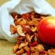 Elmalar evde nasıl kurutulur: fırında, mikrodalgada, dışarıda hazırlama ve kurutma