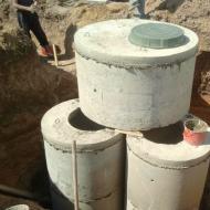 Septik bir tank oluşturmak için beton halkalar
