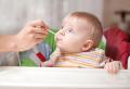 Kako dojenčkom uvesti prva dopolnilna živila, priporočila WHO